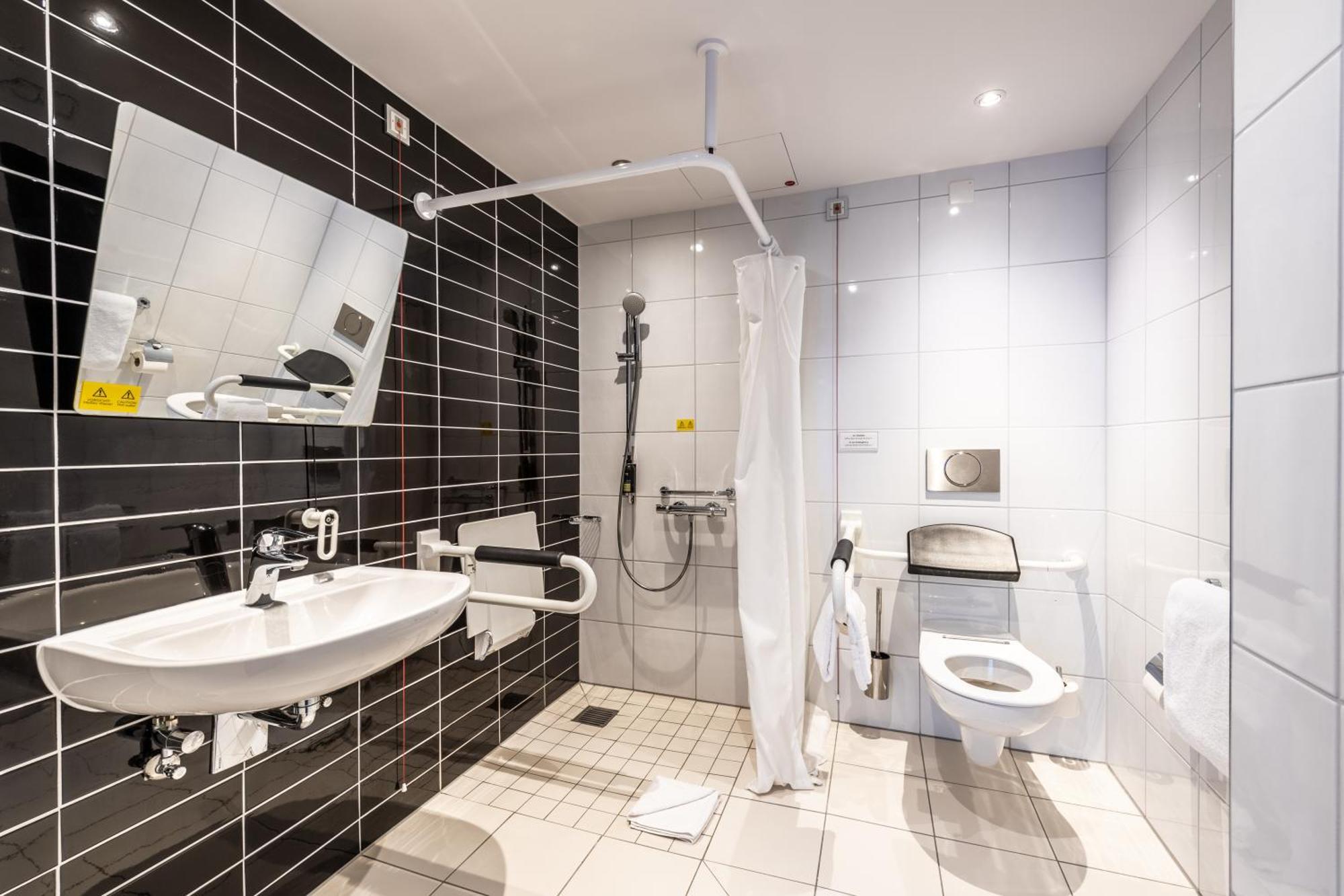 Premier Inn Duesseldorf City Centre Dış mekan fotoğraf